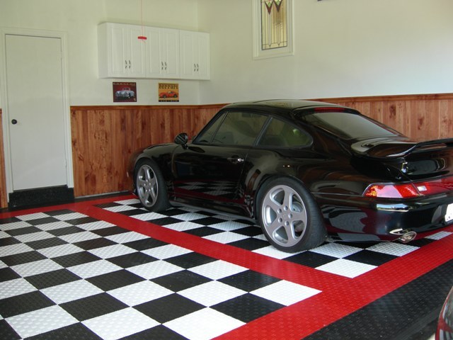 Classic Motorsports Garage: Swisstrax Diamondtrax (Racing Red, Jet Black, Arctic White)