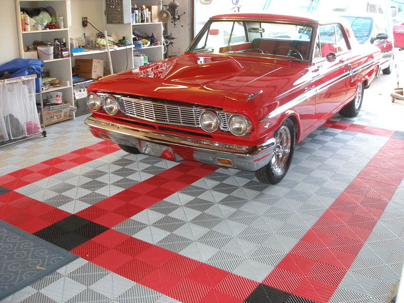 Classic Red Garage: Swisstrax Ribtrax (Pearl Silver, Racing Red, Jet Black)