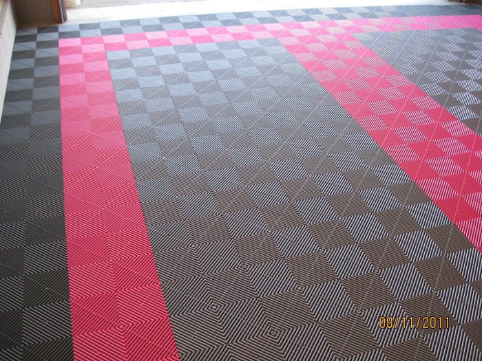 Garage: Swisstrax Ribtrax (Slate Grey, Racing Red, Jet Black)