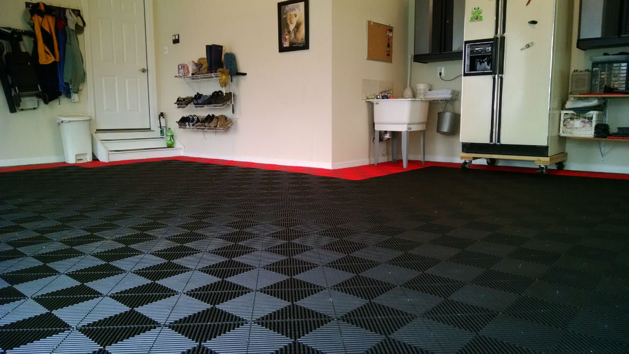 Jet Black Garage: Swisstrax Ribtrax (Jet Black, Racing Red)